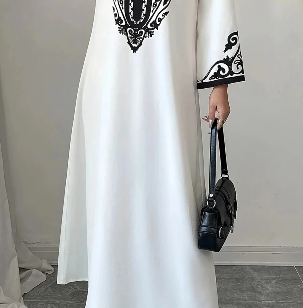 Sukienka damska z dekoltem w serek, długim rękawem, haftem, frędzlami, czarna, długa do kostek, luźna w talii.