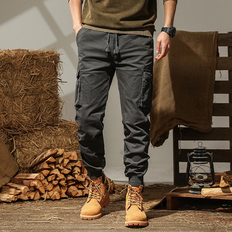 Calça casual masculina com cordão, bolsos esportivos estilo safari, roupas masculinas emendadas, cor sólida, calças soltas, vintage, primavera,