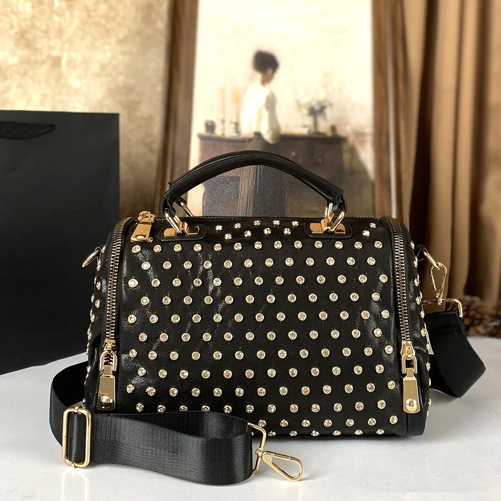 

Lightweight and high-end handbag with a lazy and versatile style, fashionable and casual rivets, single shoulder crossbody