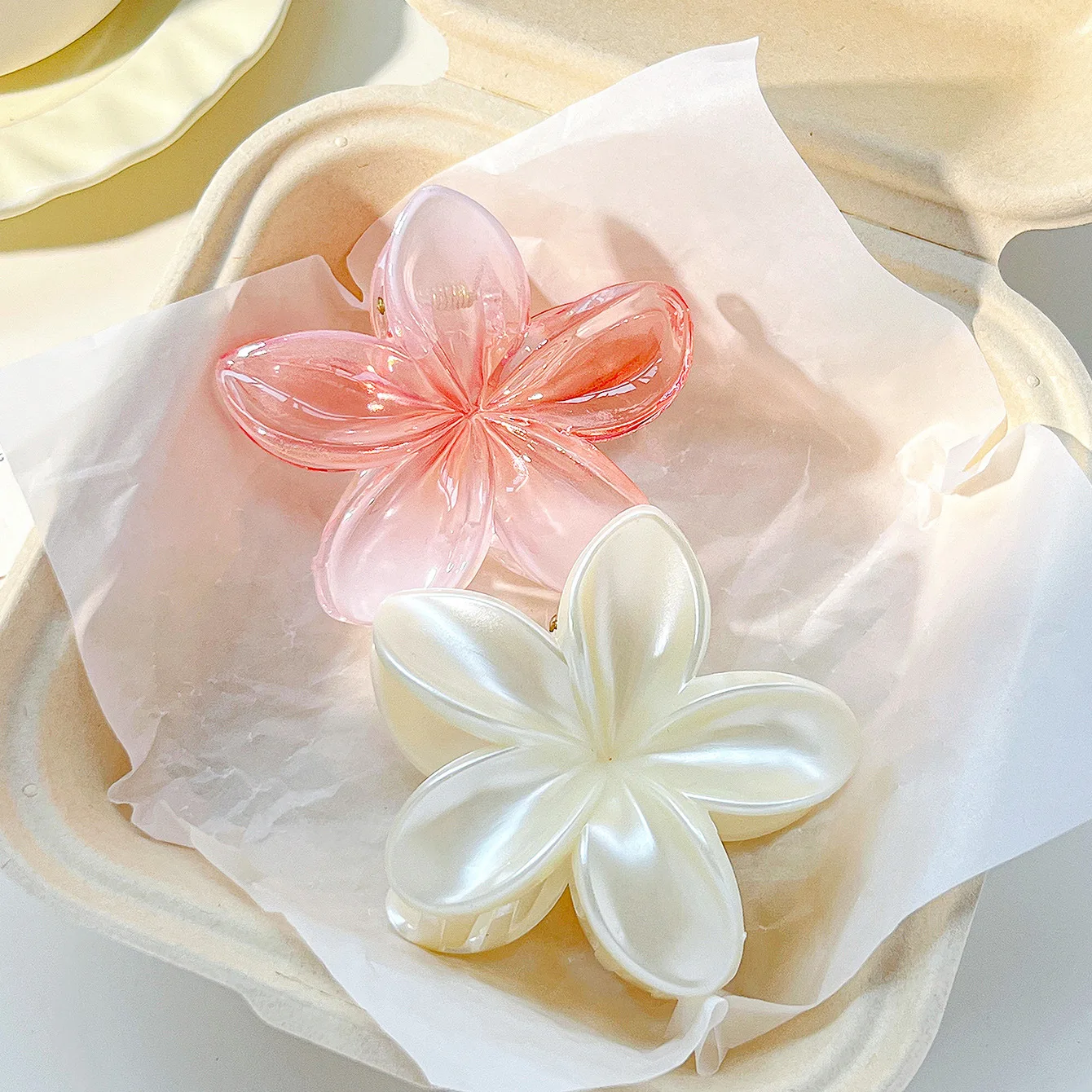 2Pcs Elegant White Transparent Gradient Flower Shark Claw Frangipani Hair Clip For Women Girl Wedding Hair Accessories
