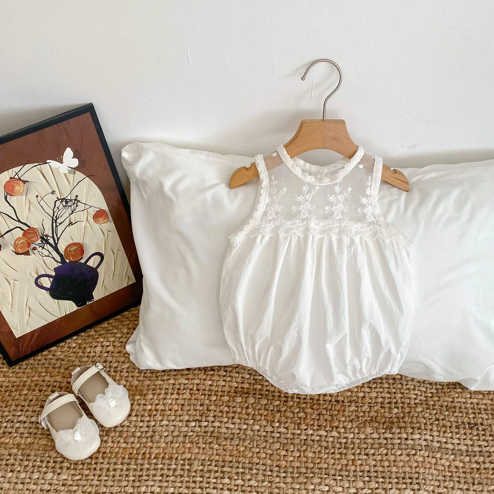 Sommerliche Babykleidung im neuen Stil für 0–3 Jahre, exquisiter und modischer Baby-Spitzenanzug mit Dreiecksoverall