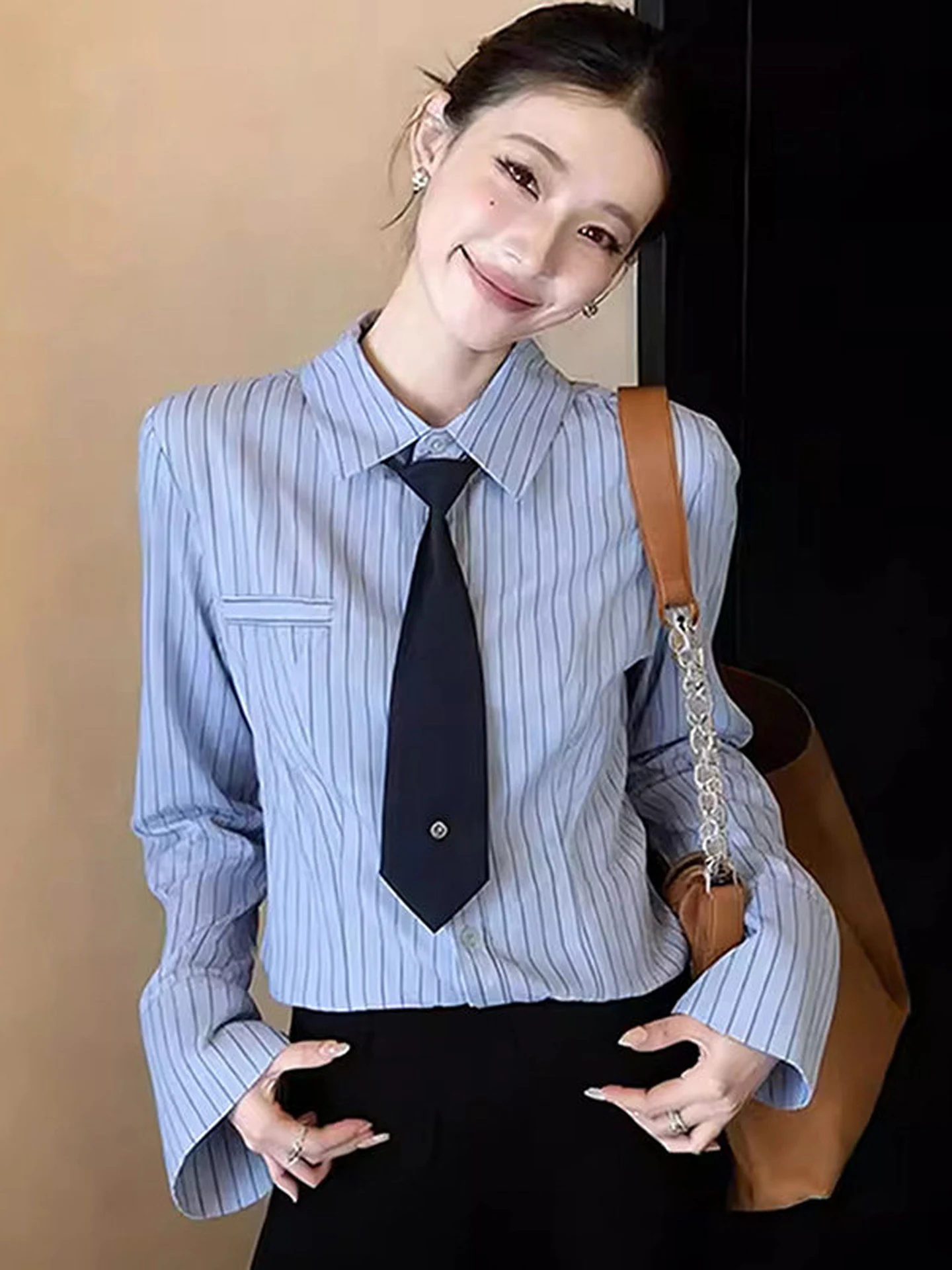 

Casual Stripe Patterned Loose Long Sve irt with Tie Collar Spring 2026 New Sle Women's Faionable Versatile Top