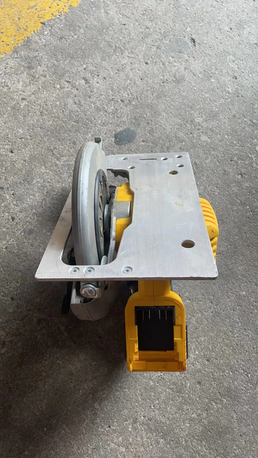 DeWalt DCS570N 18V XR Brushless 184mm Cordless Circular Saw Body Only Carpentry second-hand