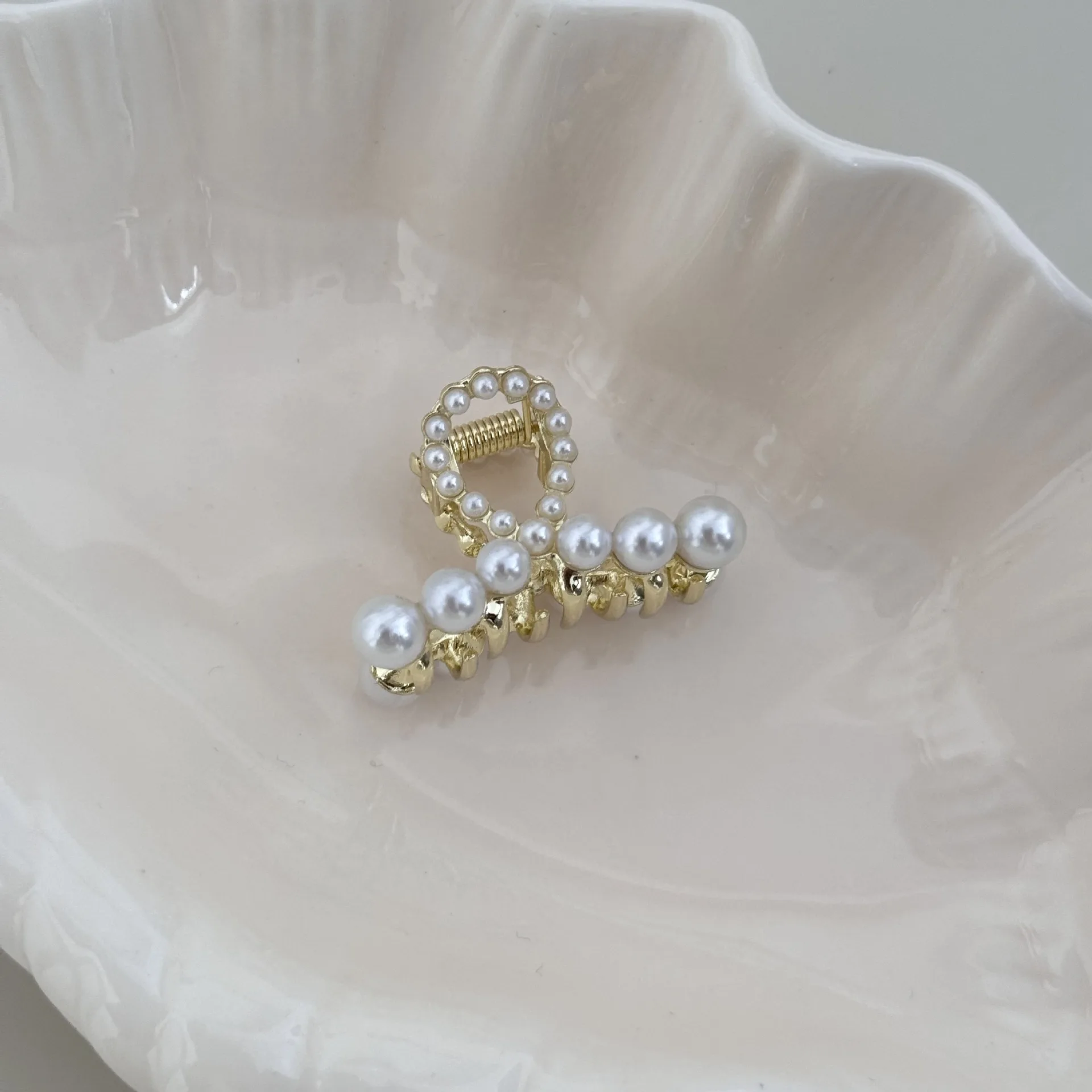 High-End Hair Clips 2025 New Bangs Pearl Shark Small Grab Clip Female Back of the Head Spoon Clip Half Tie Hair Accessories