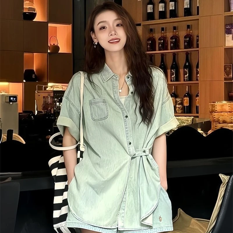 

Женский летний легкий джинсовый комплект из двух предметов 2026: Новая модная коллекция, шорты с высокой талией и куртка, повседневный трендовый уличный стиль