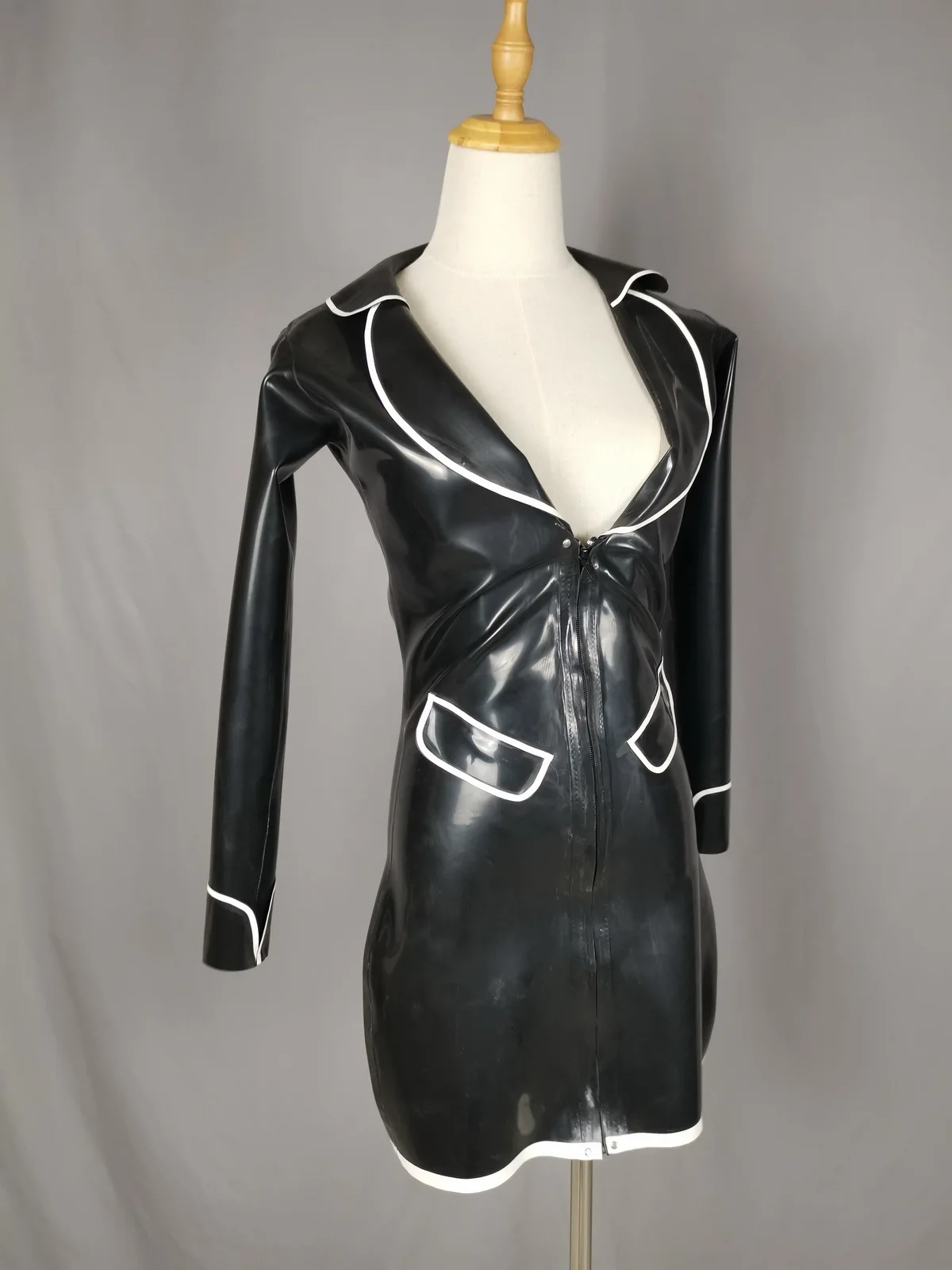 Vestido corto para mujer, 0.6 en blanco y negro, bolsillos decorativos, puños plegados como se muestra, cremallera frontal, cremallera invisible (en stock)