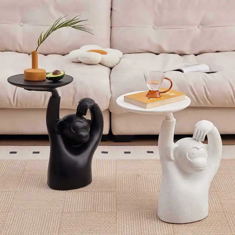 

Современная простая и креативная маленькая квартира, диван, край нескольких скандинавских светильников, роскошное украшение для пола, орнамент, обезьяна, журнальный столик, поднос