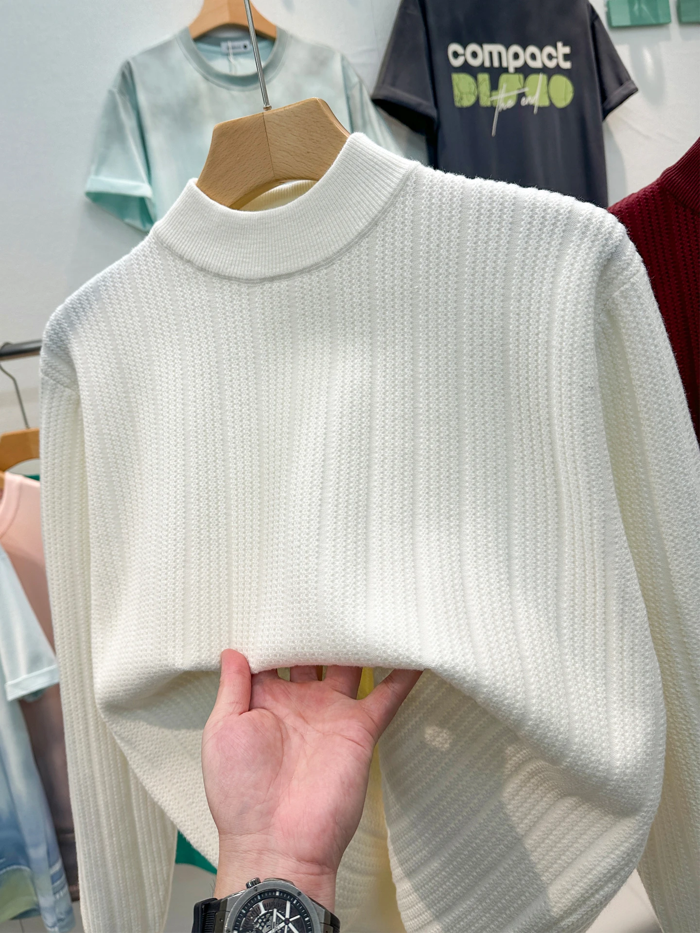 

Мужской повседневный вязаный свитер с высоким воротником в американском стиле, модный, свободного кроя, из мягкой ткани, для ежедневной носки, подходит для ношения в качестве базового слоя