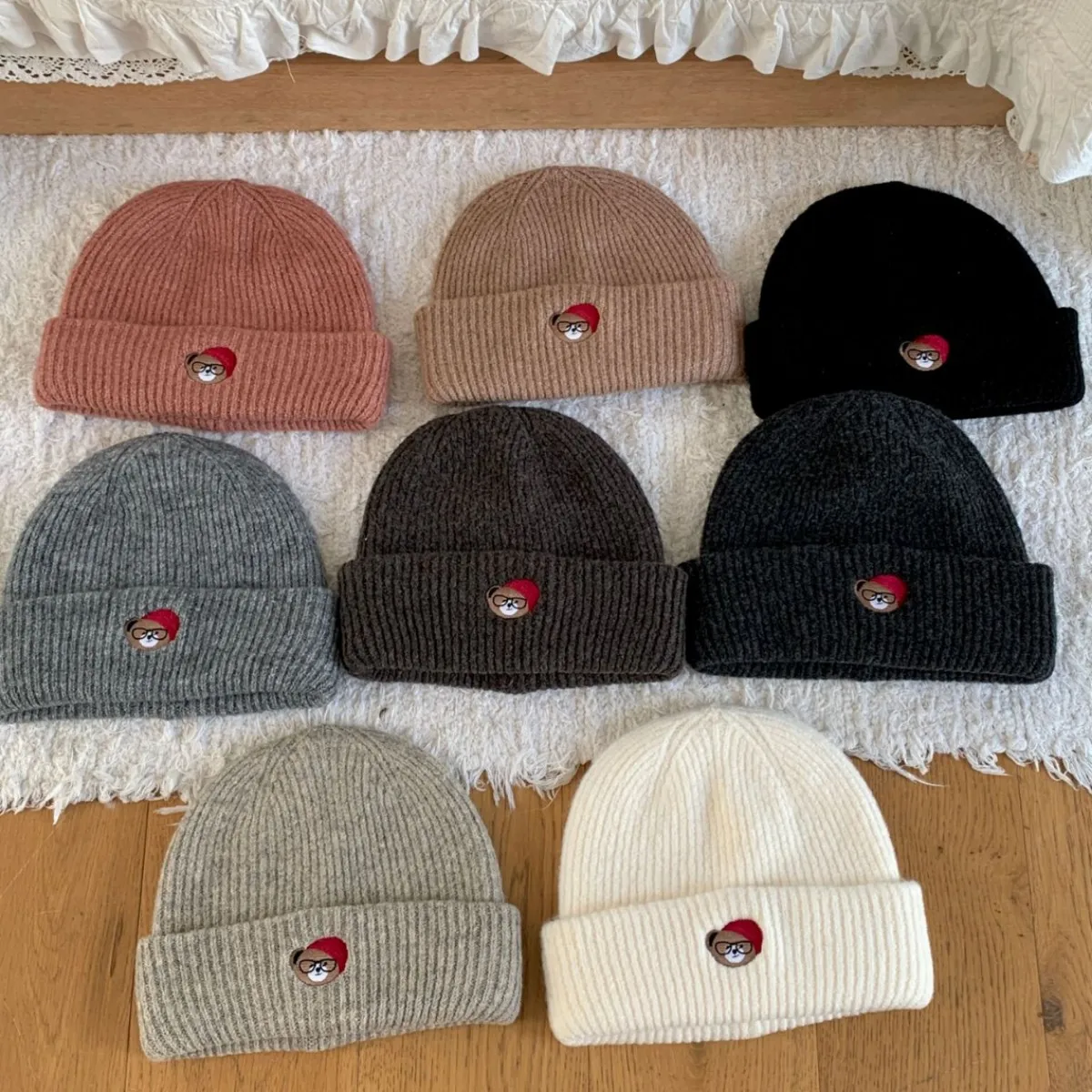 قبعات الشتاء للنساء قبعة صغيرة محبوكة الدب المطرزة الباردة والدليل على الدفء قبعة فضفاضة الإناث لينة 2025 جديد #1