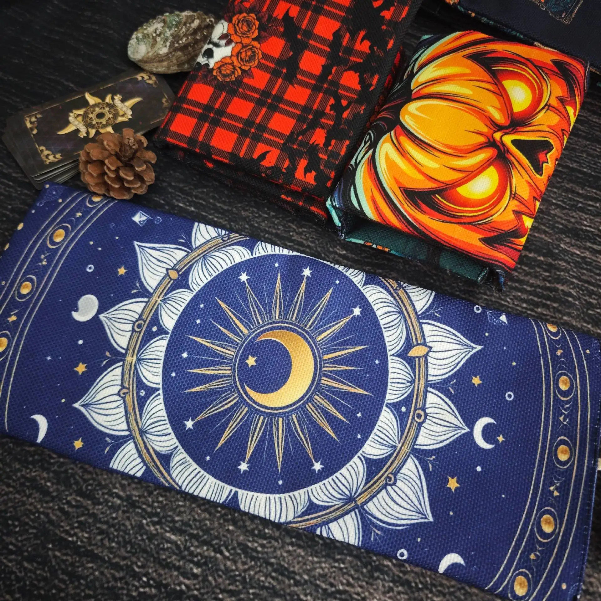 2‑in‑1 Halloween Tarot Spread Cloth Storage Pouch Plaid Skull Rose Print Foldable Tarot Card Wrap for Tarot Oracle Cards
