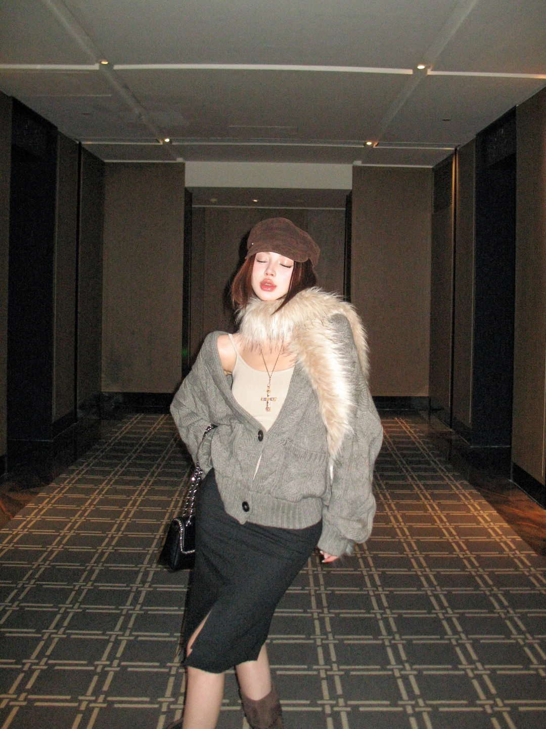 

Серый толстый свитер крупной вязки с длинными рукавами, женский весенний комплект из трех предметов: пальто, юбка с разрезом, удобный повседневный стиль