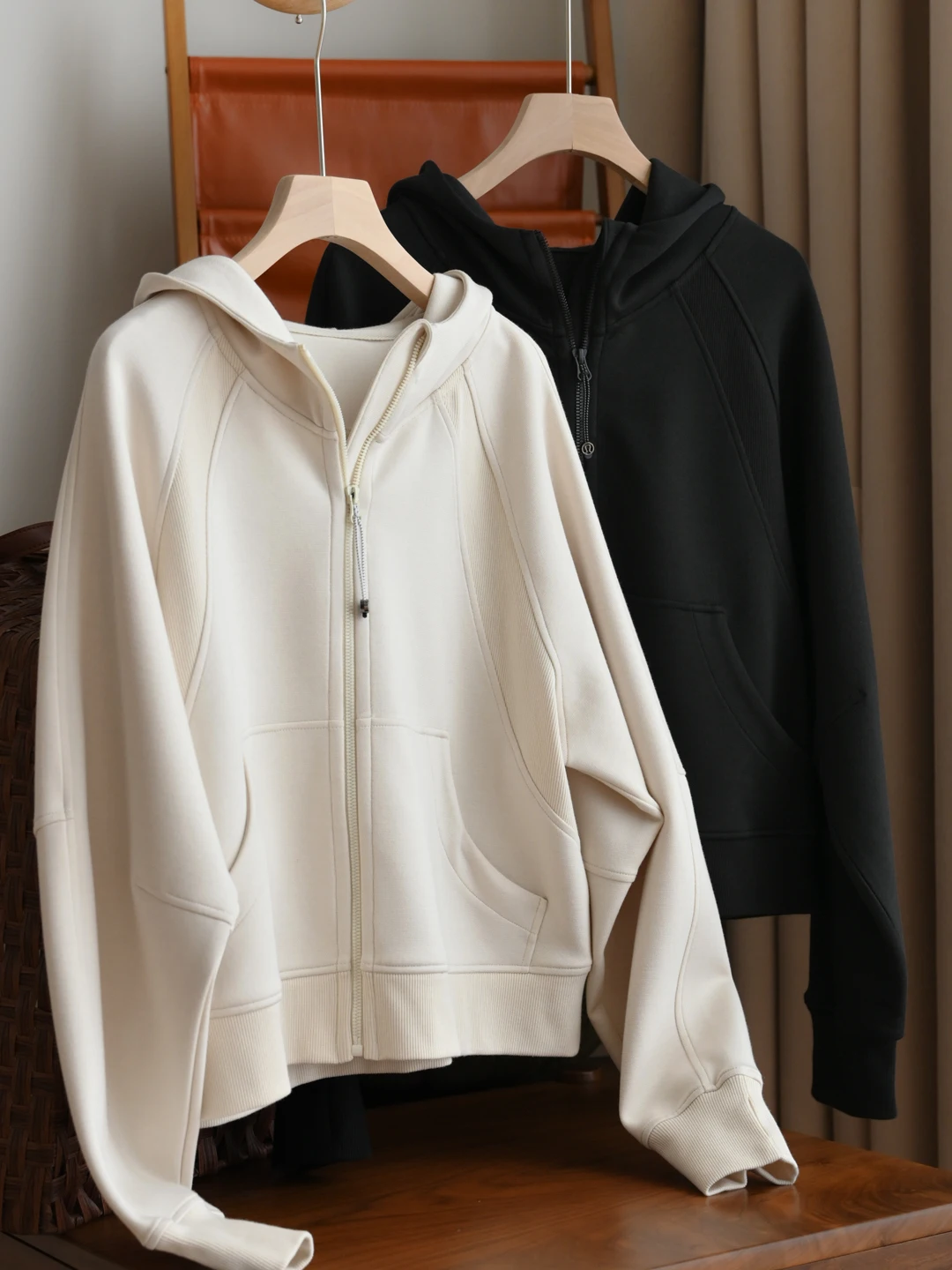 

Повседневная женская свободная толстовка-куртка с капюшоном, однотонная, с вставками, для весны и осени, спортивная одежда из смесового полиэстера, с длинными рукавами, на молнии