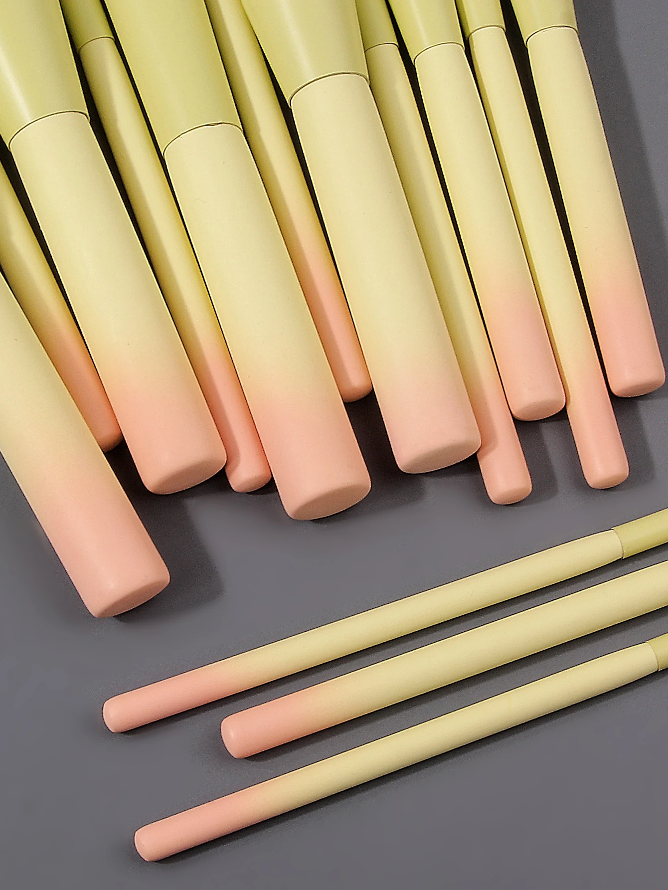 Juego de brochas de maquillaje profesional de 14 piezas con 2 esponjas: brochas para base/blush/ojos, kit de cosméticos de viaje para regalo para principiantes y mujeres