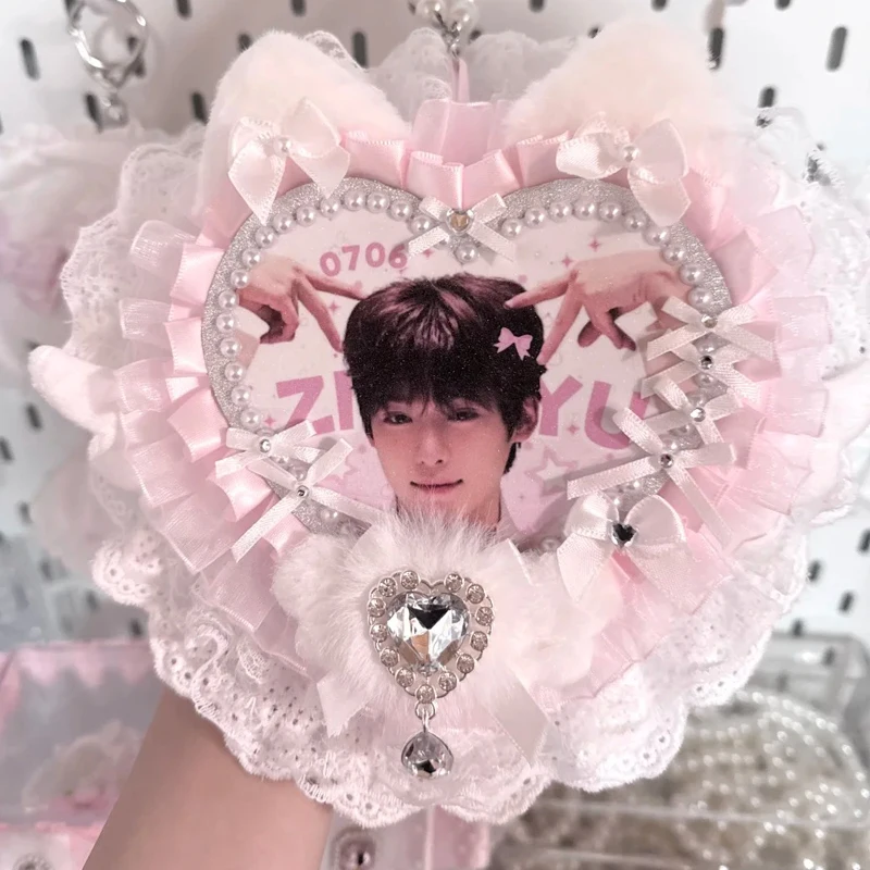 

Милый мягкий розовый брелок с индивидуальным дизайном аниме-идола, коллекционный, ручной работы, с кружевом, для сумок и аксессуаров