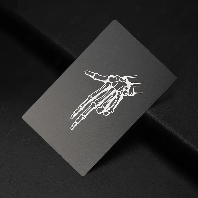 ออกแบบการ์ดโลหะกันน้ำและกันการกัดกร่อน ทนทาน ใช้เป็นการ์ดเล่นหรือนามบัตร