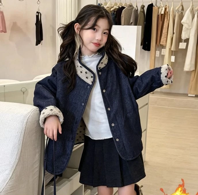 Girls' Autumn and Winter Outerwear 2026 New Casual Girl Korean Children Wearing Double-sided Polka Dot Fur Integrated Coat Trend