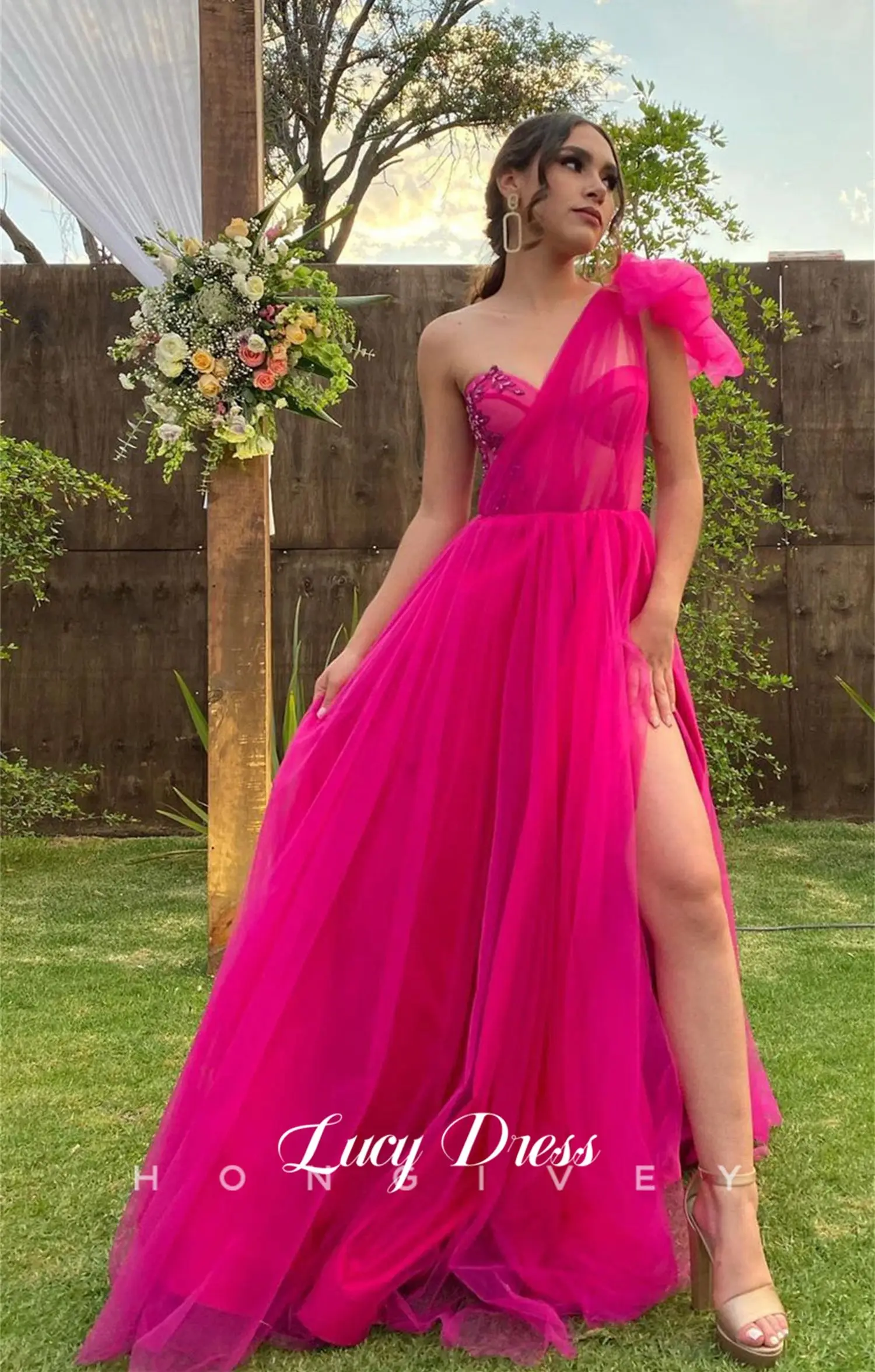 Lucy Party Dress Ball Gown Line A una spalla Sleeve Mesh fessura Rose Red Gala abiti da sposa per le donne elegante sera