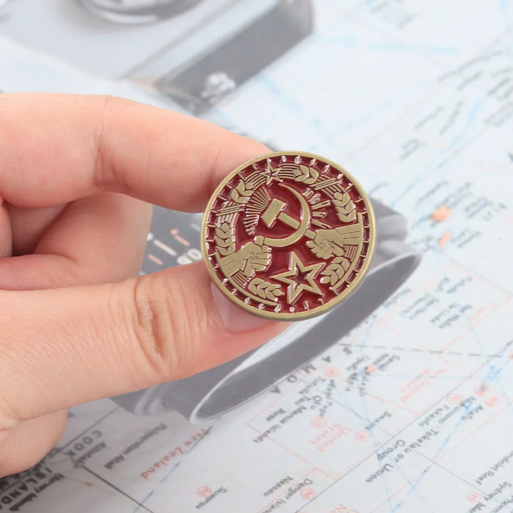 Sowjetischer UdSSR-Stil Emaille-Anstecknadel Hammer und Sichel Abzeichen Kommunistische Solidaritätsbrosche Militärgeschichtsfans Geschenk Sozialistische Anstecknadel – Detail 4