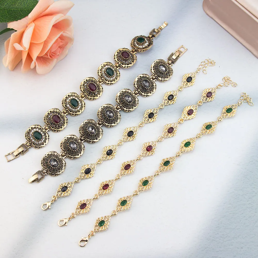 Chic Vintage Women …