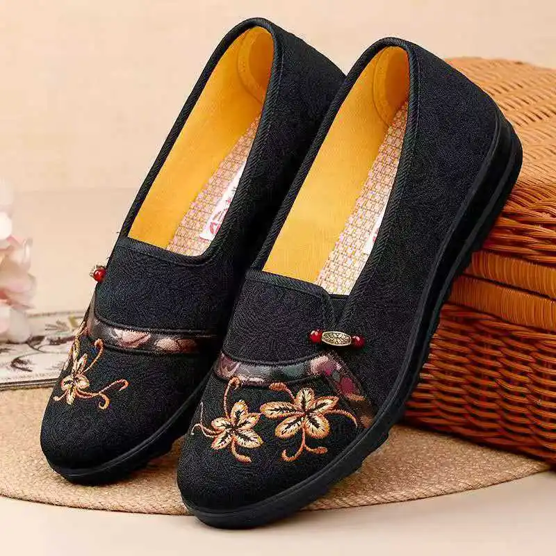 2026 Spring  Autumn cloth shoes for women with embroidery comfortable and soft sole easy to walk and anti-slip Mom's shoes