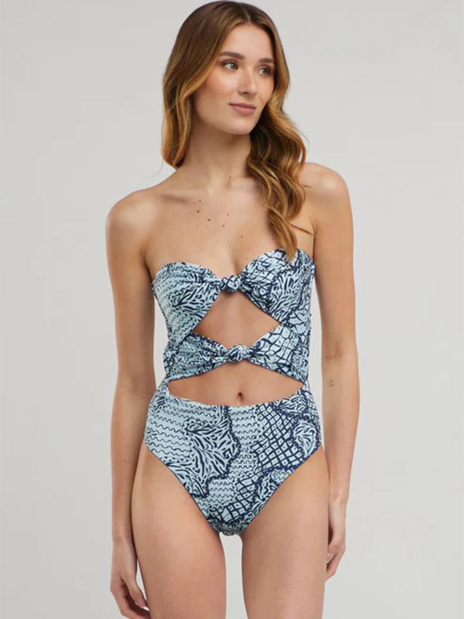 Trendy badkleding 2025 – Elegant blauw-wit badpak met etnische print, perfect voor strandkleding en zwembadfeesten, zomeruitje