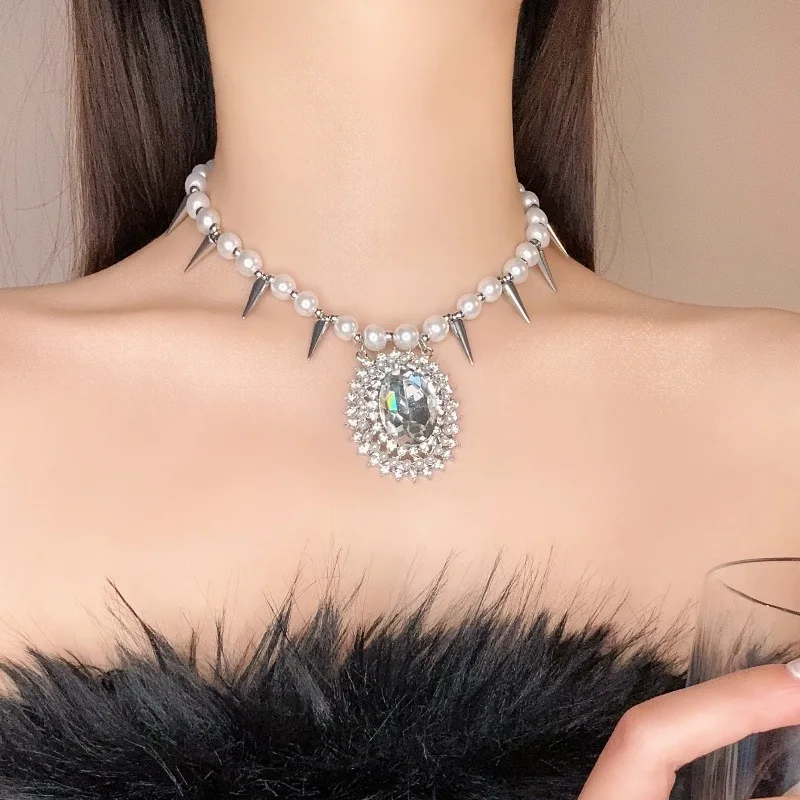 Light luxury design butterfly pearl necklace niche versatile high sense new Chinese punk collarbone chain female tide personalit