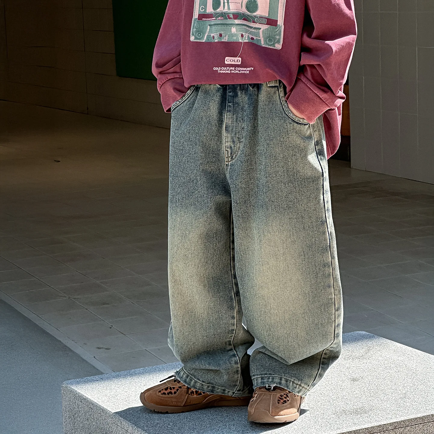 

Детские осенние джинсы, детская корейская версия, новая детская одежда 2025, длинные штаны, модный свободный крой в стиле ретро для малышей