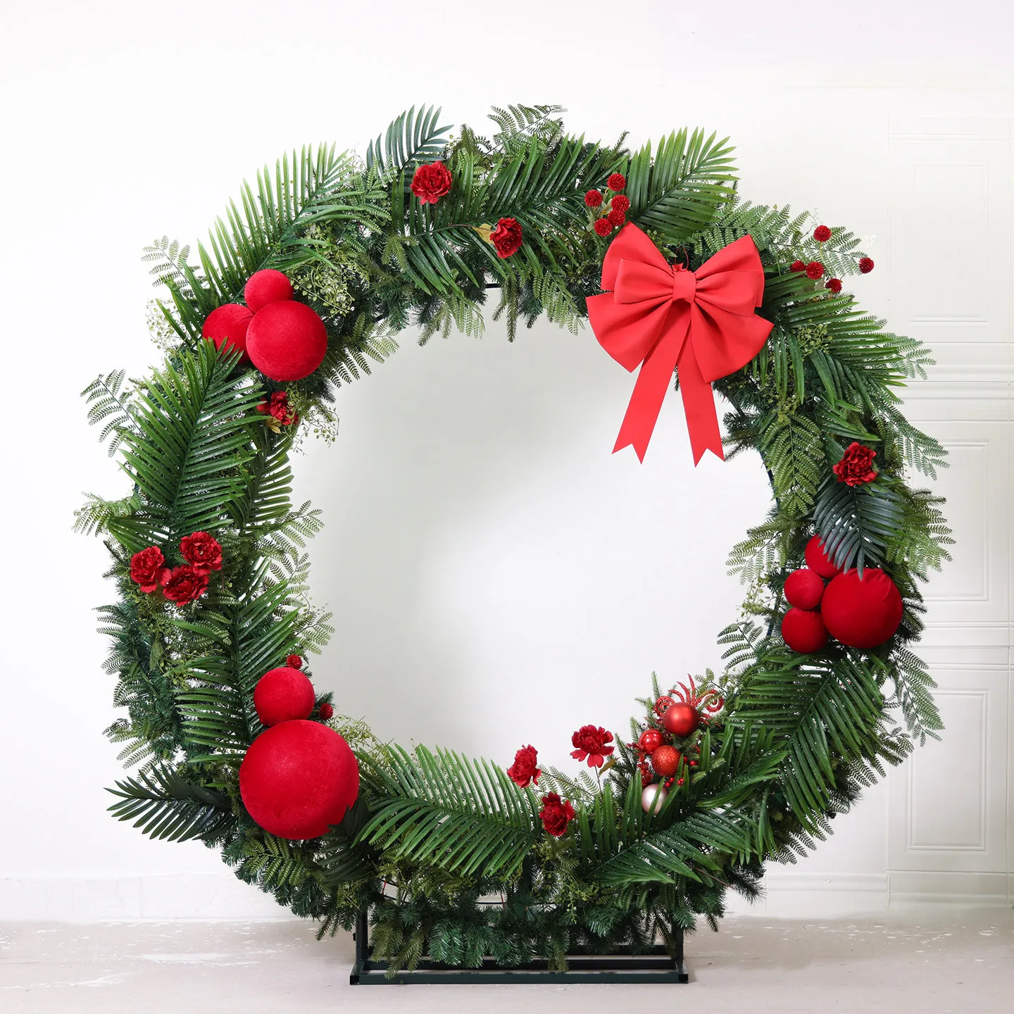 Christmas Wreath Ornament Pendant, Plaza Hotel Christmas Arrangement Background