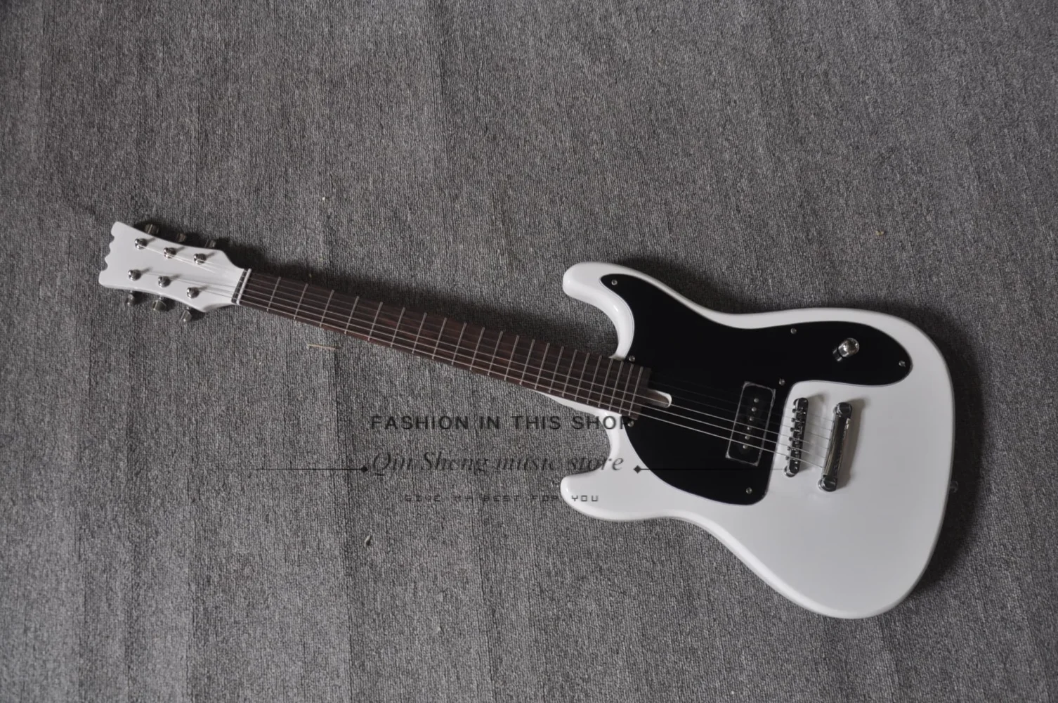 White guitar, fixed bridge, maple neck set in solid wood body, black P90 pickups, black pickup cover, customizable