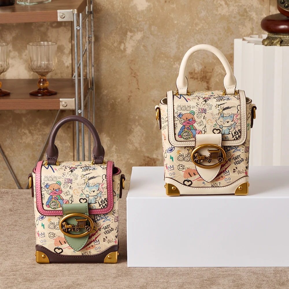 2026 new fashionable niche design women's handbag shoulder bag daily matching high-end light luxury graffiti phone bag