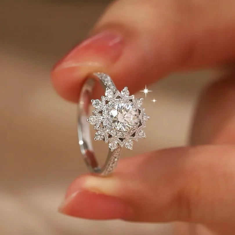 

Platinum PT950 light luxury temperament 50 points moissanite diamond ring