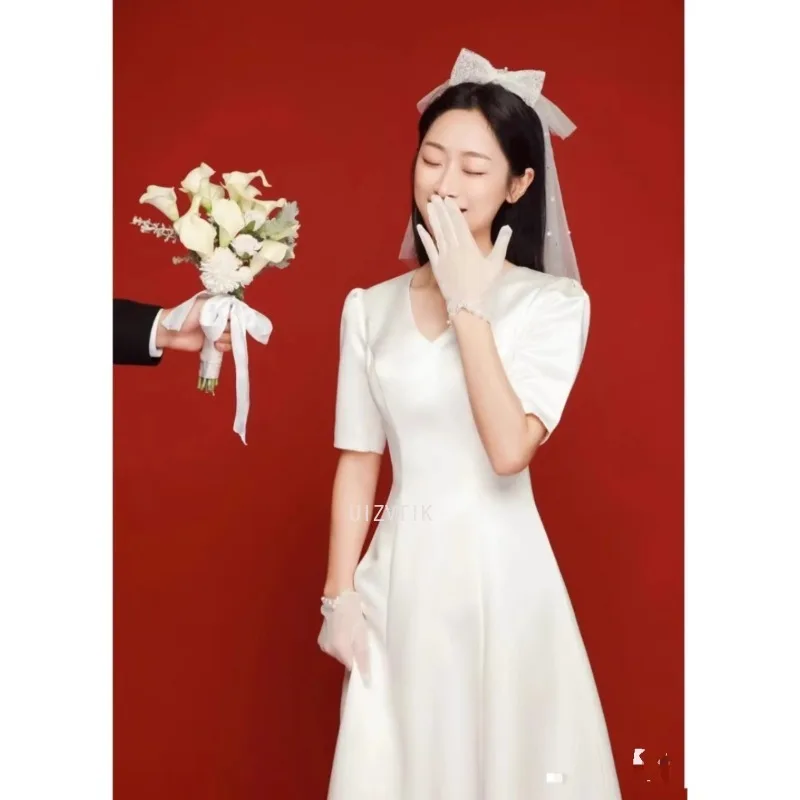 فساتين زفاف ميدي خفيفة بسيطة للنساء برقبة على شكل حرف V فساتين سهرة رسمية أنيقة بيضاء ناعمة من الساتان صور تبادل لاطلاق النار فستان الزفاف