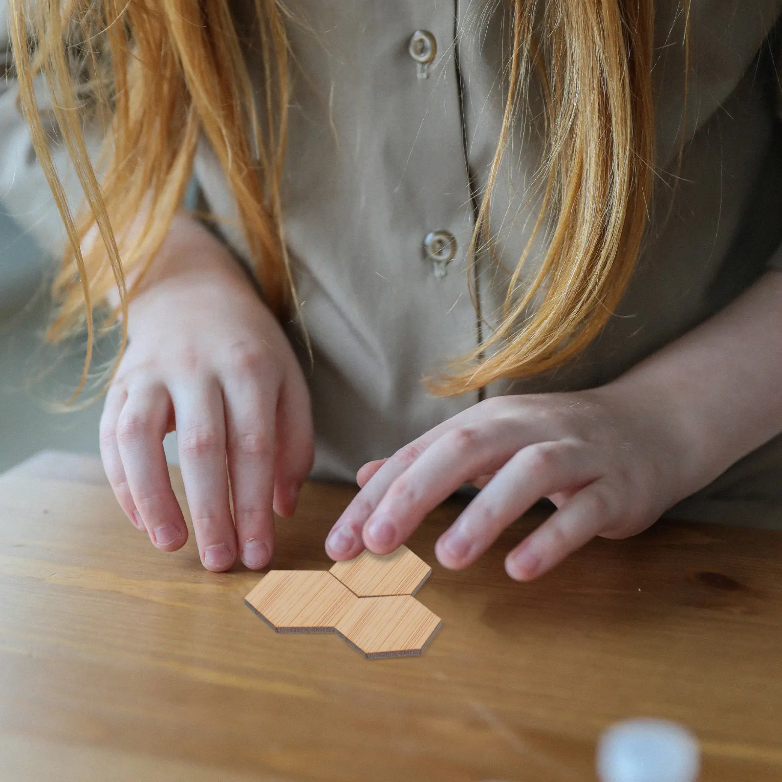 

24 шт. миниатюрных бамбуковых шестиугольных элементов напольного покрытия-пазлов для декора кукольного домика, аксессуары для мебели, напольное покрытие для дома