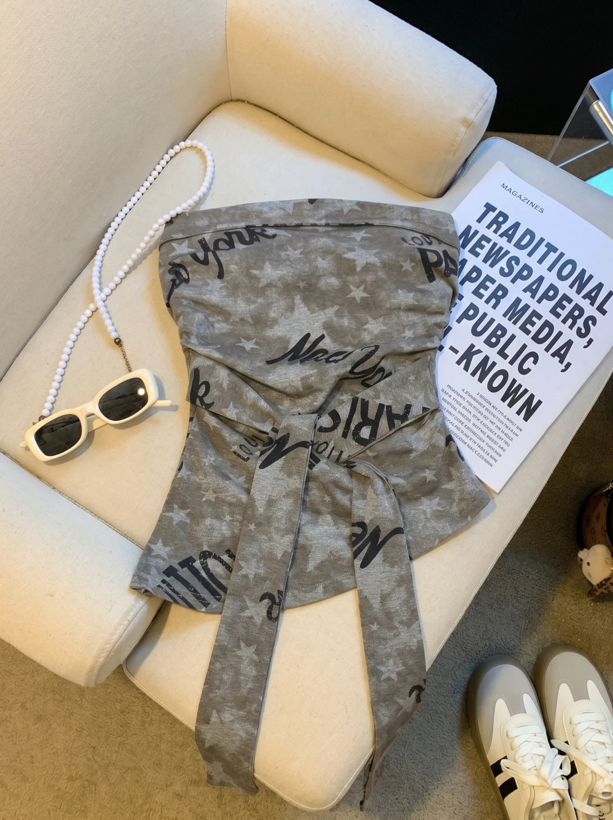 

Sexy Graffiti Letter Crop Top Women's Summer Fashion Trend Side Slit Asymmetrical Hemline Sleeveless Vest with Chest Pad