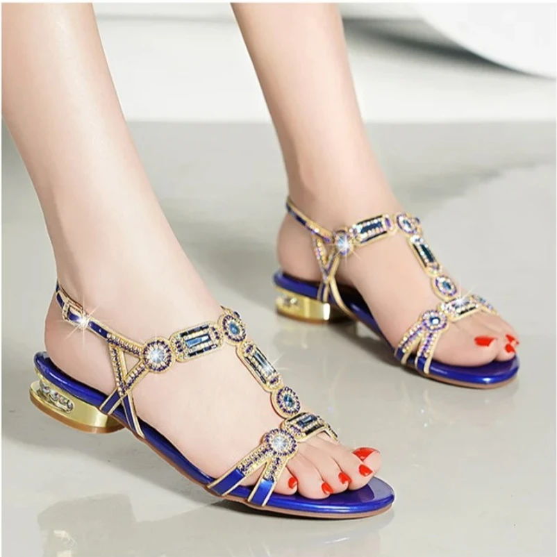 

2025 женские зеленые, синие, золотые босоножки со стразами, Т-образный ремешок, квадратный каблук, босоножки на низком каблуке 2,5 см, вечерние туфли с пряжкой сзади, большой размер