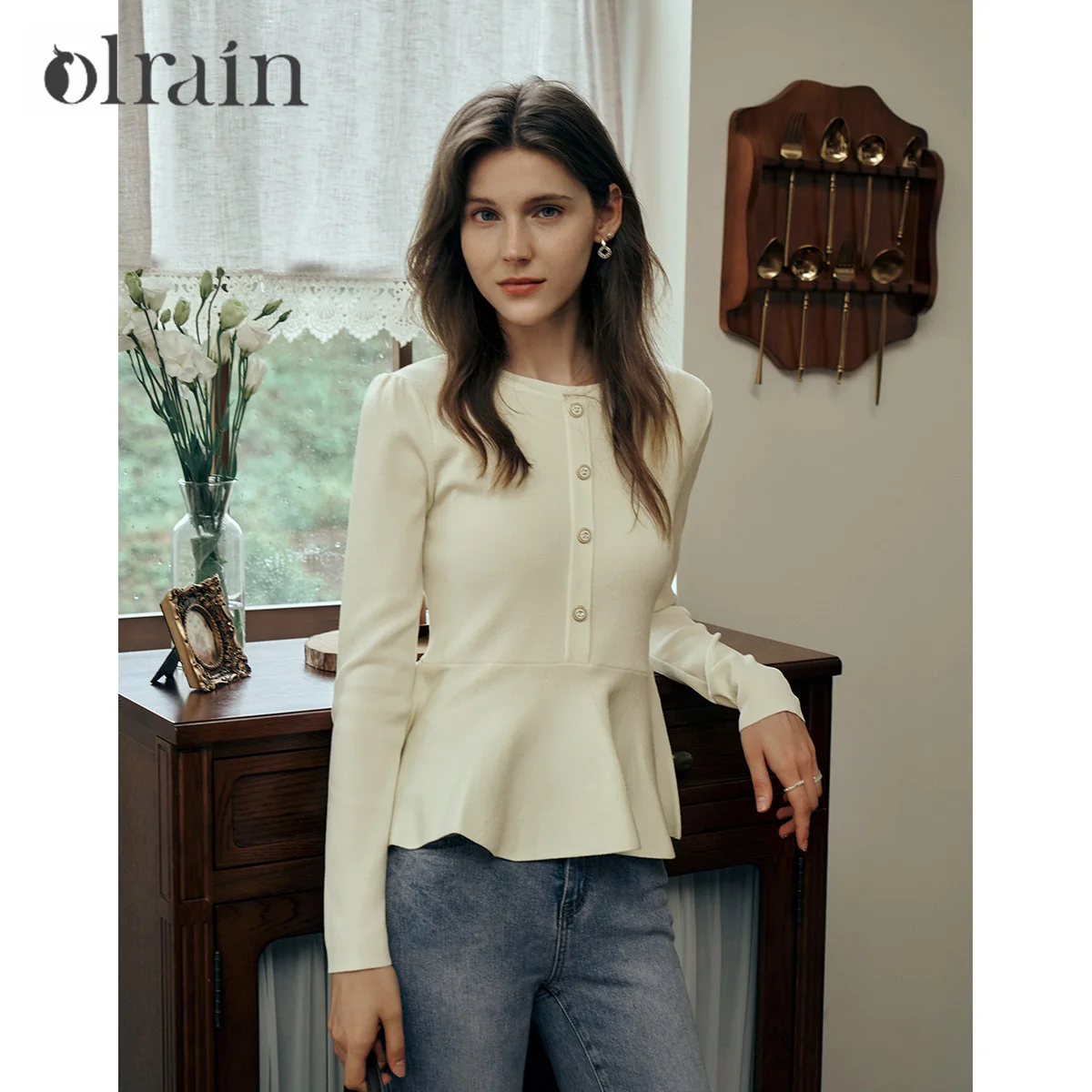 

OLrain Women's Knitted Pullovers 2025 Spring Long Sleeve O Neck Metal Button High-waist Ruffles-hem Elegant Tops O23QM66599