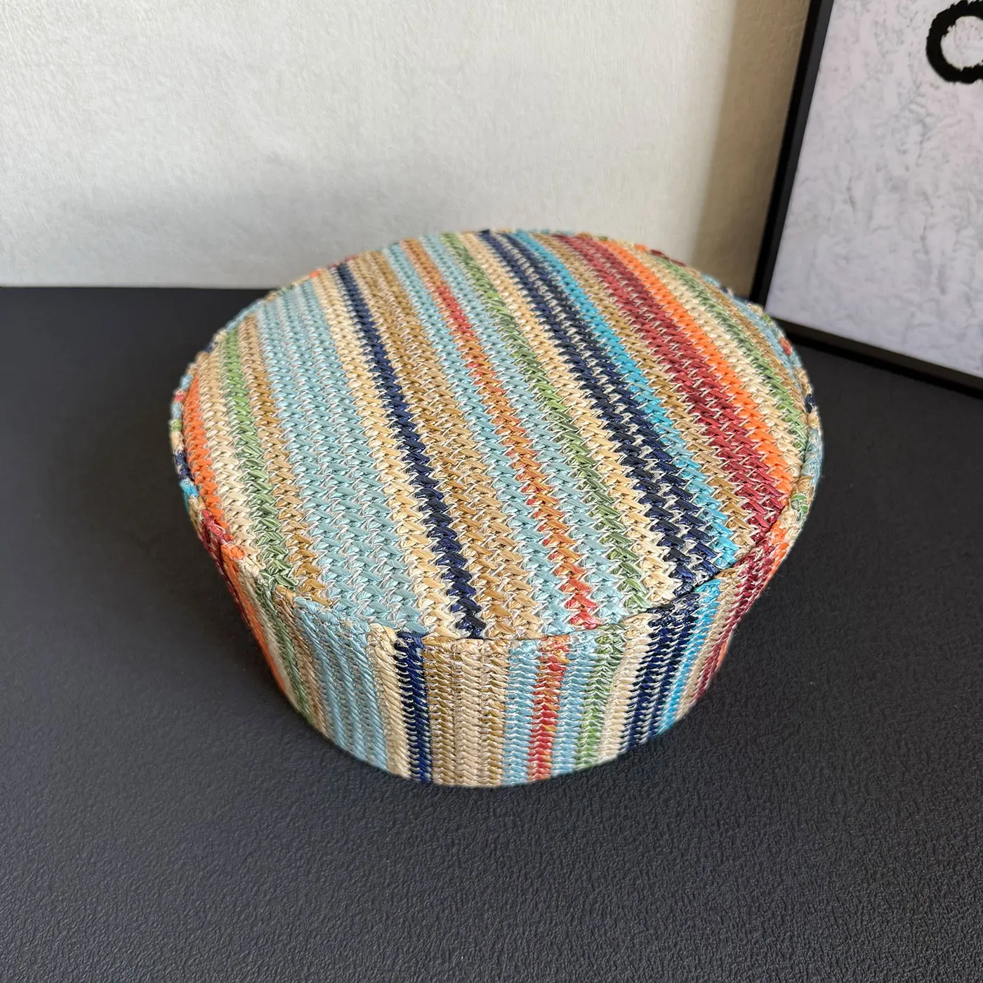 Bild 7: 2026 Modischer gestreifter Cowboy-Pillbox-Hut für Damen, randloser Hut, Frühling und Sommer, Designer-Baskenmütze, Fedora-Hut für Frauen, Luxus-Hüte