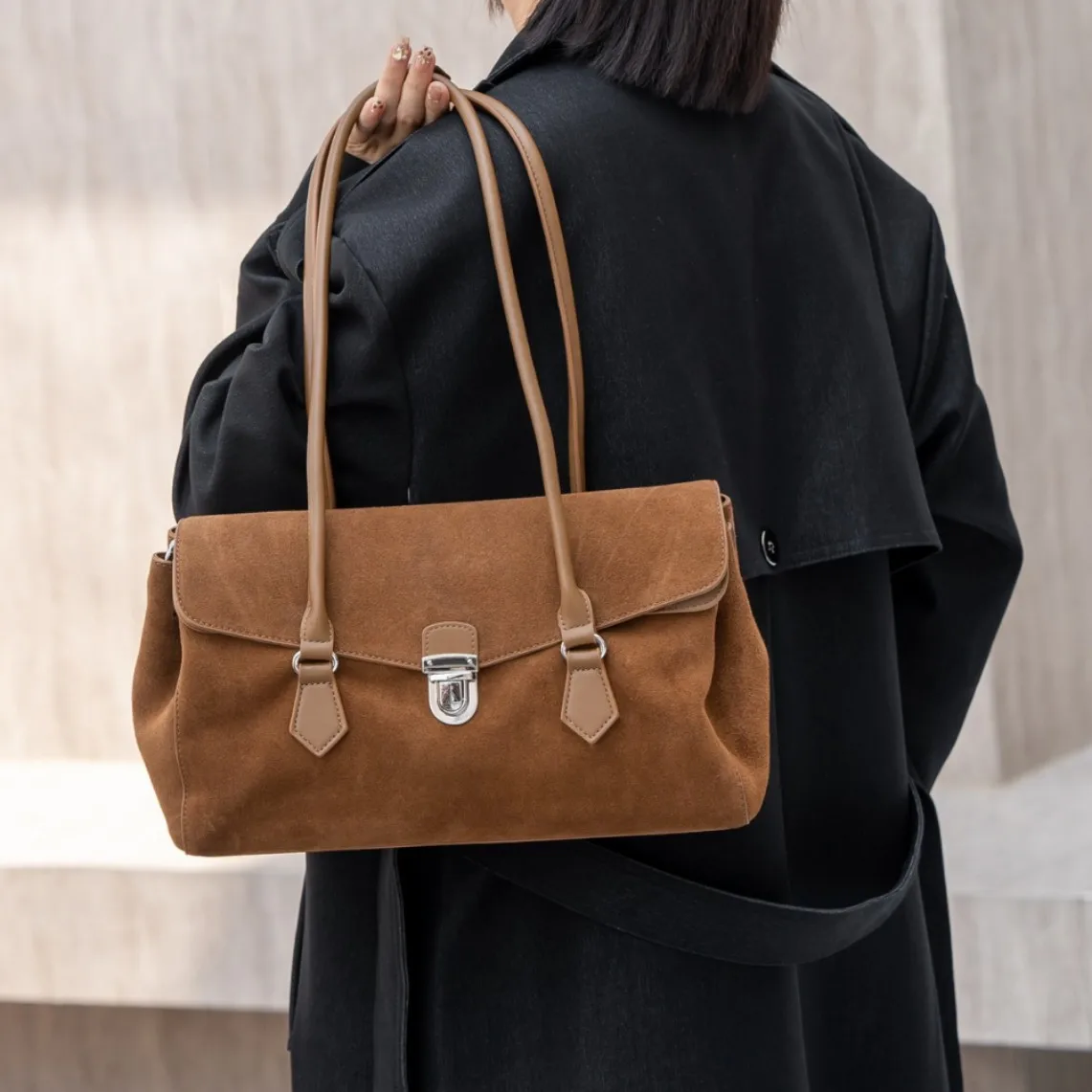 

2026 New Niche Autumn and Winter Suede Underarm Bag, High-end Shoulder Bag, Retro Style Lock Baguette Temperament Commuter Bag