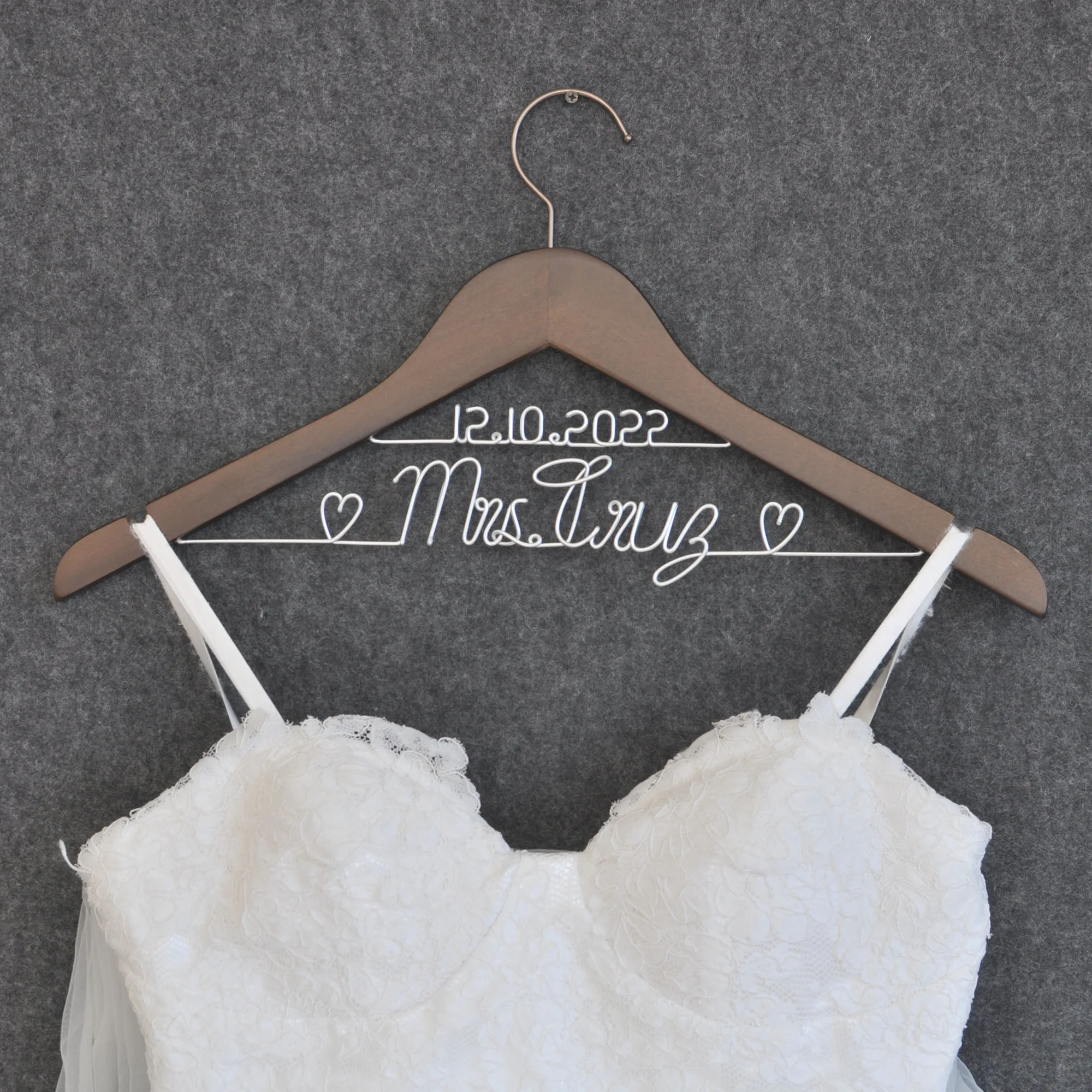 

Wedding hanger for the groom and bride, personalized Mr&Mrs anniversary, bride 、graduation ceremony gifts, with flowers