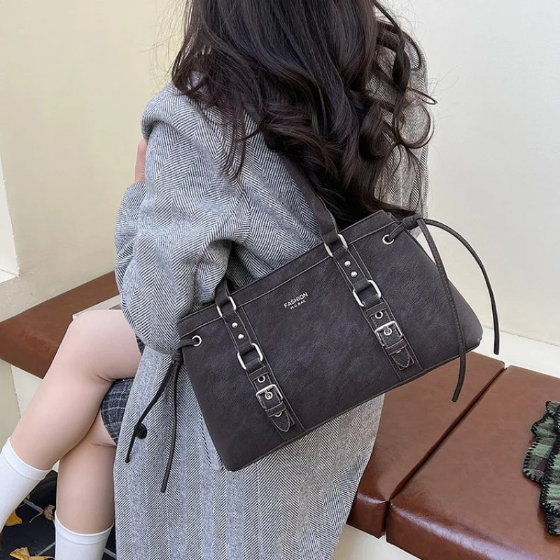 

Versatile Casual Tote Bag for Women, Autumn and Winter Retro Commuter Large Capacity Handbag and Shoulder Bag