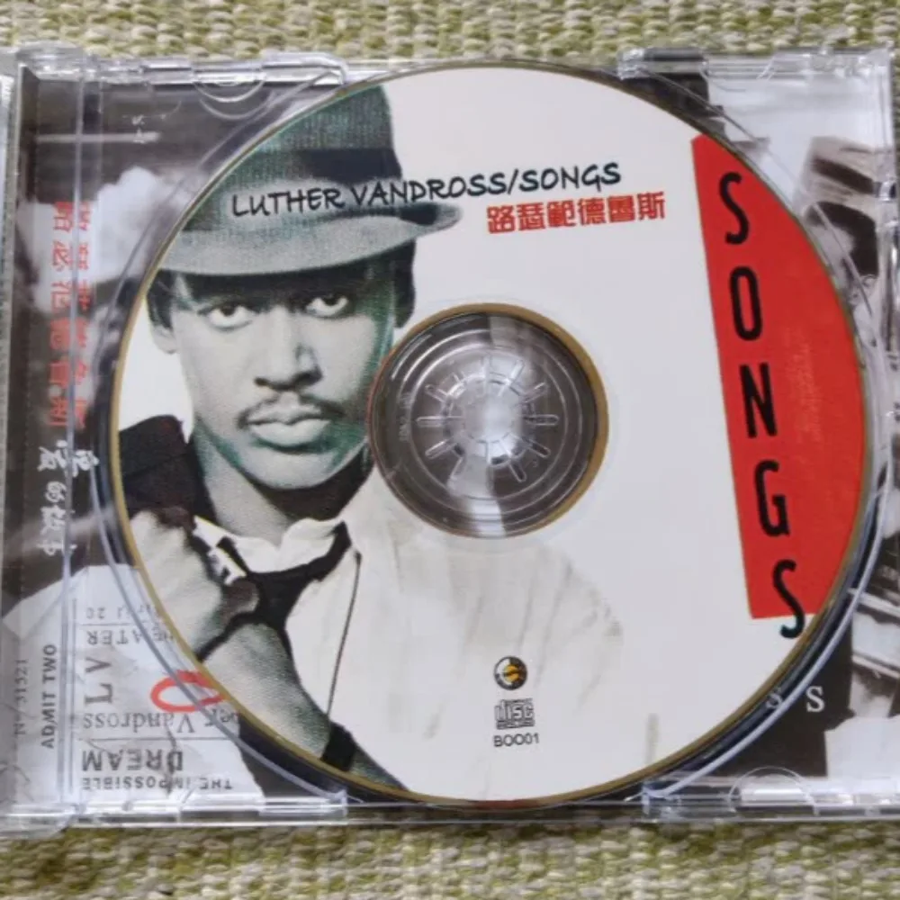 

Диск CD с высококачественной вокальной музыкой в стиле R&B, «Love Story» Лутера Вандроса