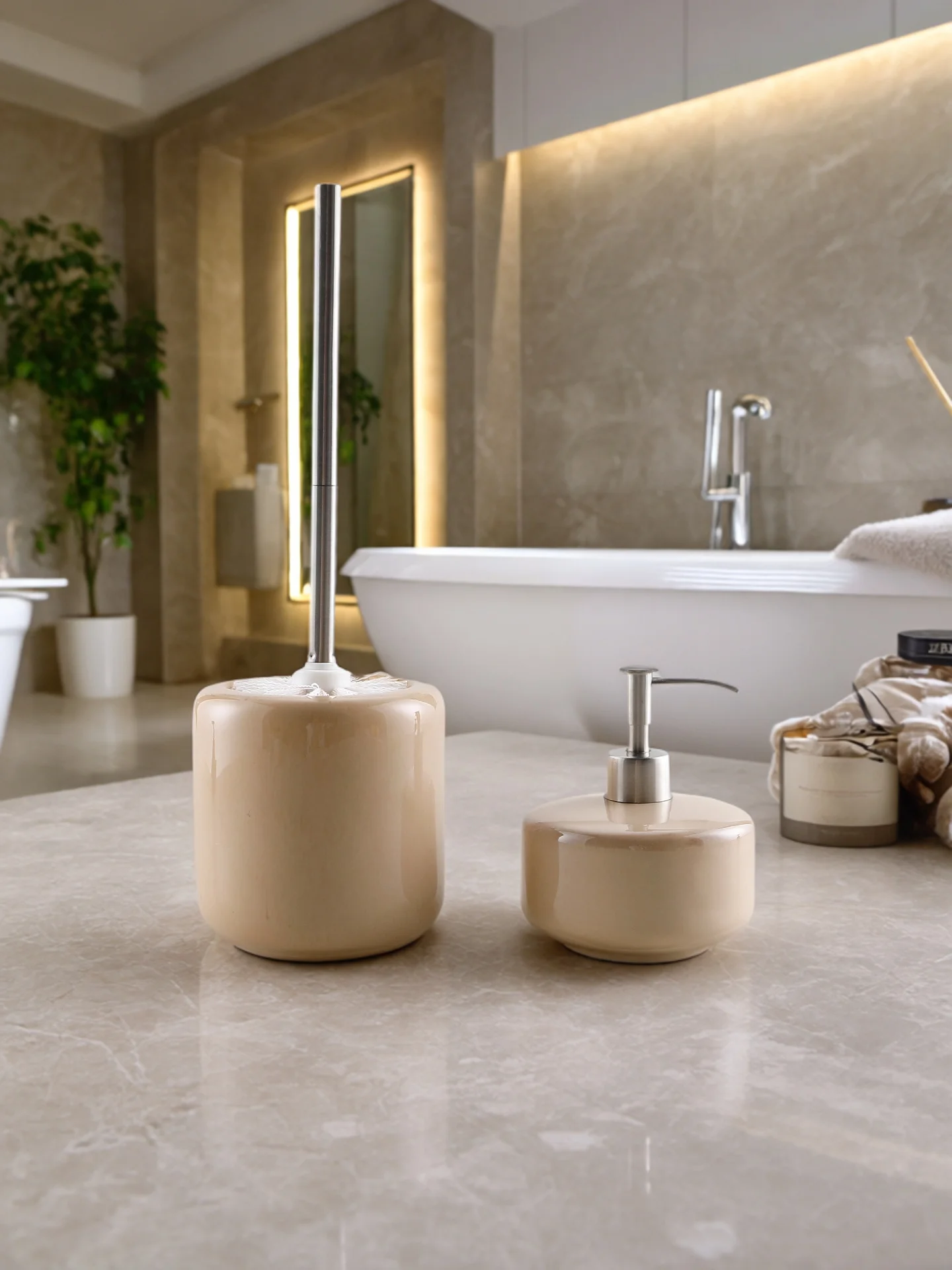 

Набор для ванной комнаты Kule Home: Эстетичный дозатор для лосьона, ваза и туалетный ершик для личной гигиены