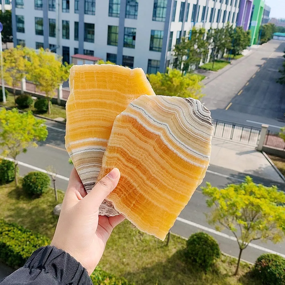 Tranches brutes de cristaux de calcite naturelle jaunes et oranges, morceaux minéraux non raffinés, idéaux pour la collection et la décoration de bureau
