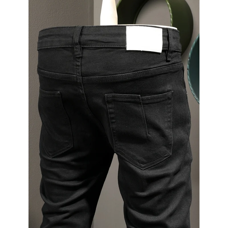 Celana jeans hitam pria musim gugur 2025, tren pakaian pria terbaru, merek ternama, elastis, warna solid, simpel dan serbaguna, potongan slim fit, celana kaki kecil