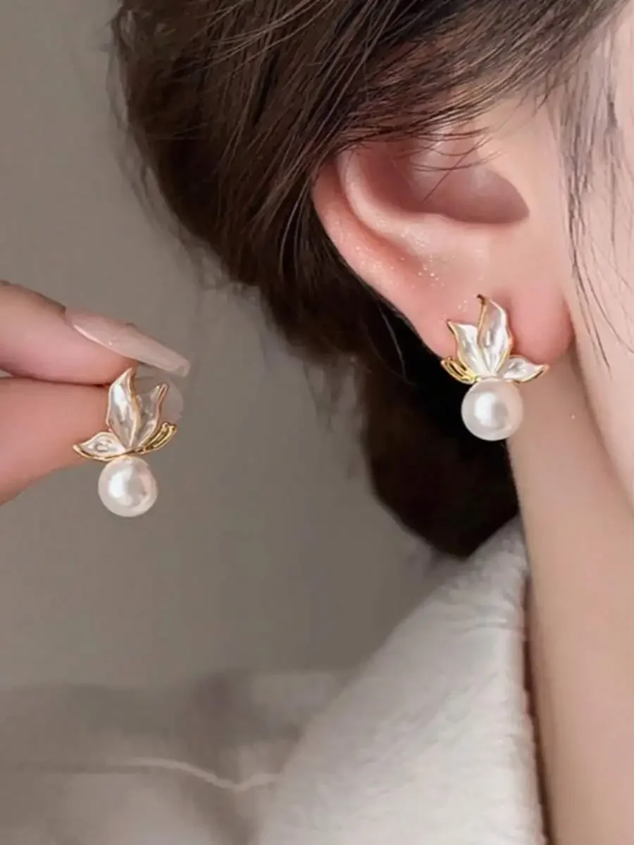 

Elegant Flower Pearl Stud Earrings For Women