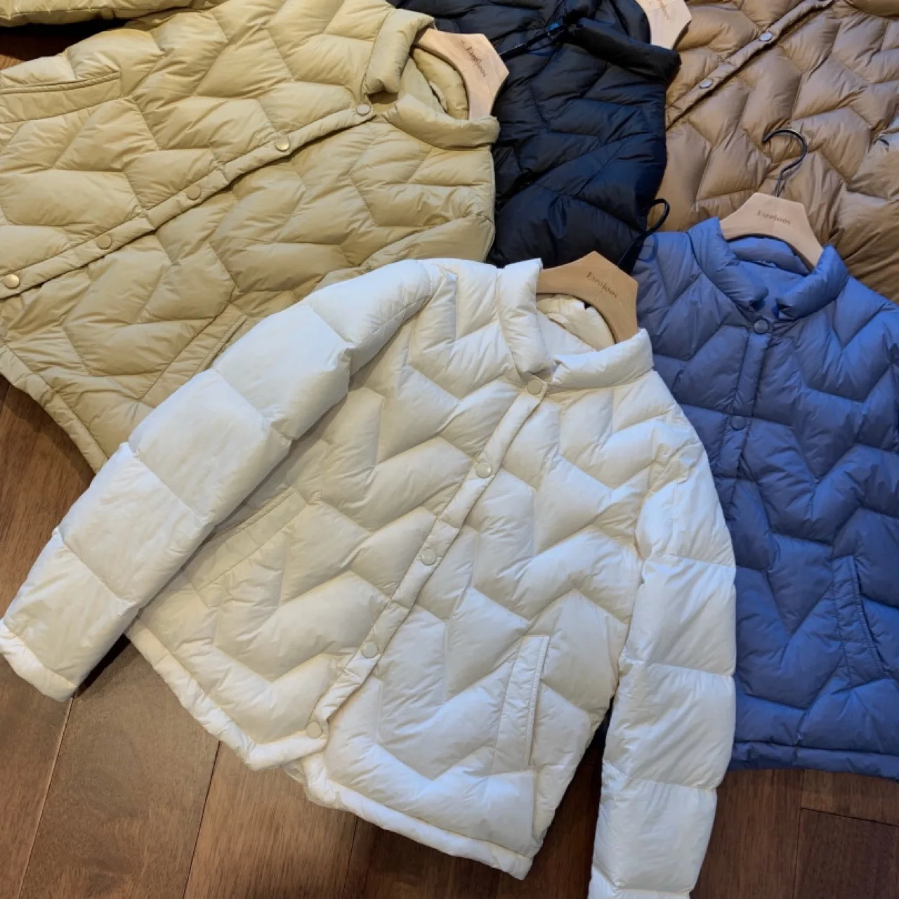2025 Autumn and Winter Lightweight Fluffy Warm 90 White Duck Down Simple Morandi Color Short Standing Collar Down Jacket Jacket