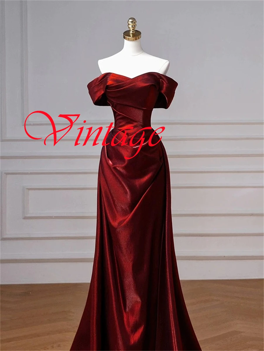ที่กําหนดเองคลาสสิก Burgundy ซาตินชุดราตรี Modern Strapless ปิดไหล่แขนสั้น Lace Up กลับ Homecoming Dress