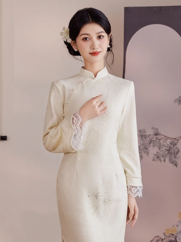 

Ele Long-Sve Slimming Flag Robe in Beige New Chinese Sle Daily Wear Retro High Collar High Slit Warm Fce Lined