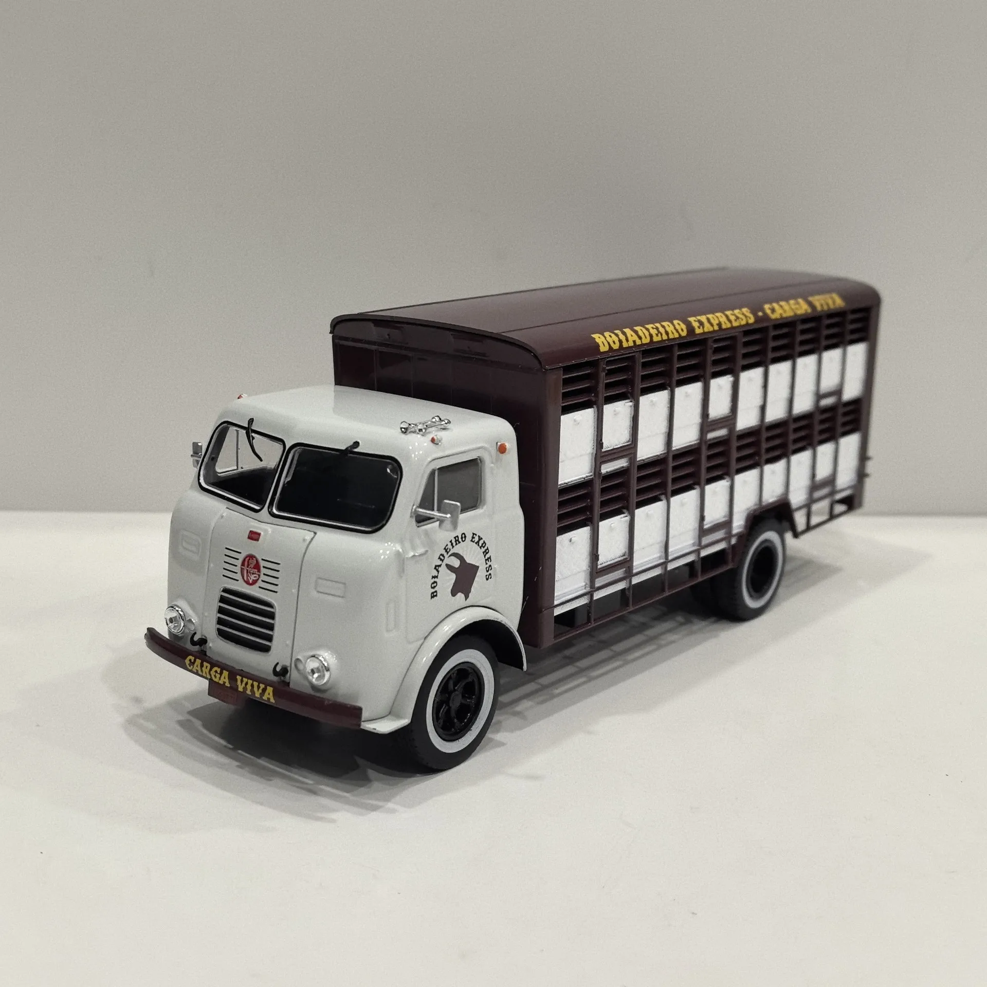 Diecast IXO 1:43 Scale FNM D11000 The Front of The Vehicle Is Made of Alloy and The Compartment Is Made of Plastic Alloy Car