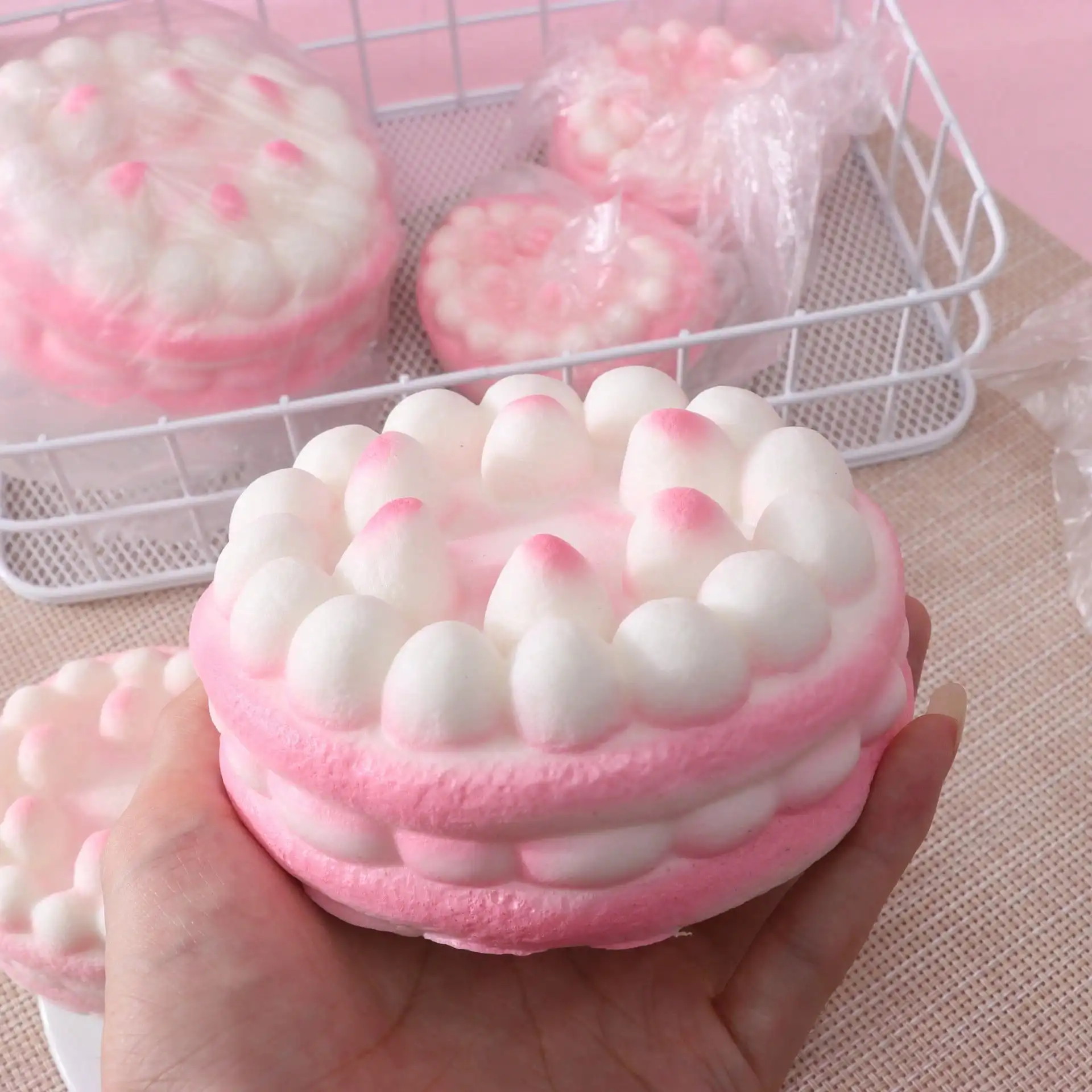 1 adorno realista para escritorio con forma de tarta de frambuesa, decoración exquisita y sedosa para calmar la mente a diario, regalo premium para cumpleaños, días festivos, Pascua, Halloween y Navidad, regalo sorpresa elegante e ideal para amantes de los juegos, mayores de 14 años.